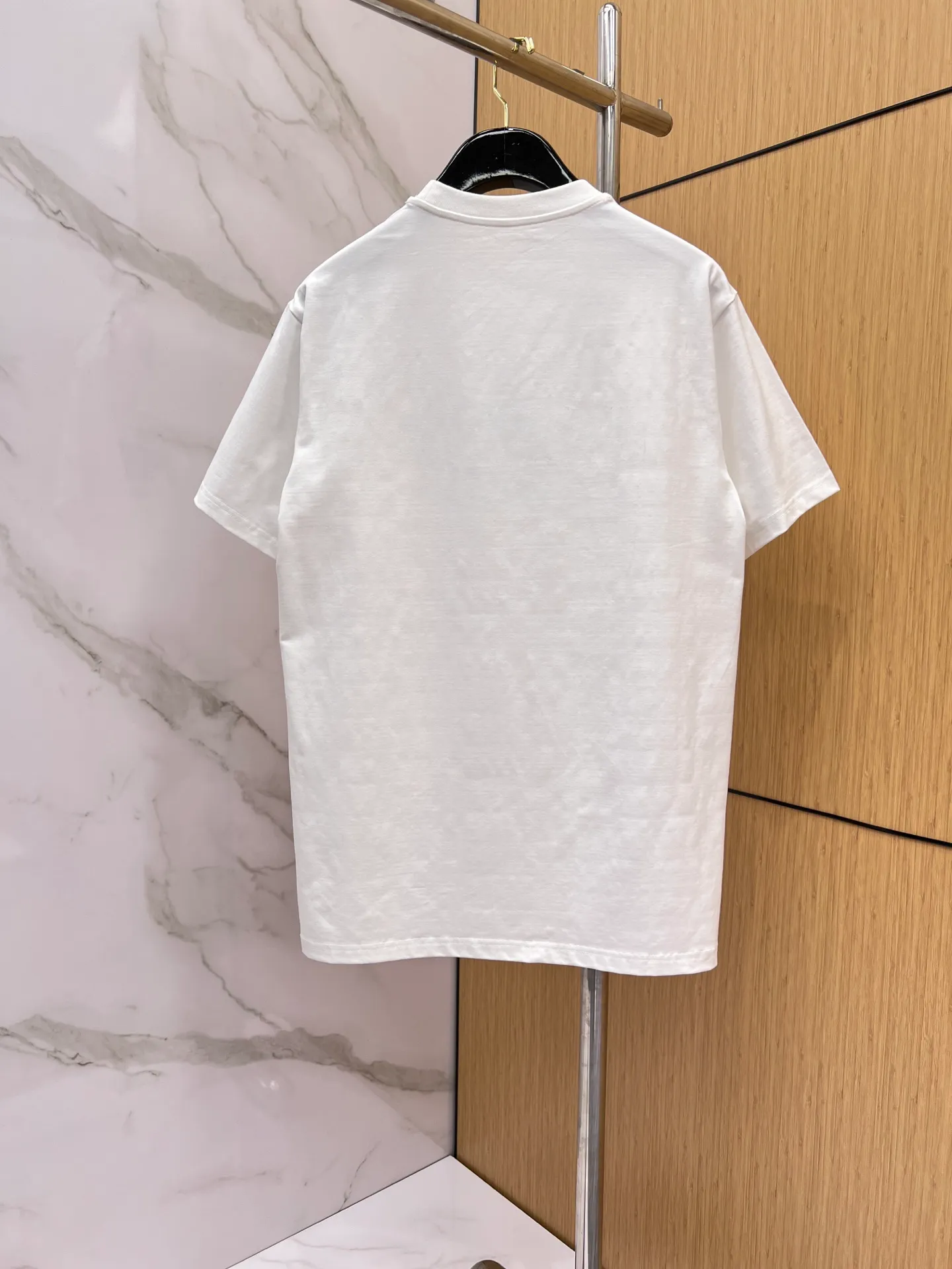 Louis Vuitton LV🌟New Arrival first counter, the latest New Arrival short-sleeved round neck T-shirt, Premium customized design, avant-garde and fashionable! Brand logo heavy craftsmanship design Premium custom fabrics. Soft to the touch. Comfortable to wear. Counter-level exquisite stitching. Fine workmanship. The upper body effect is incomparably handsome! A must-have item for a stylish man! 🐎🐎Size: M-XXL (Size table is in the last picture)